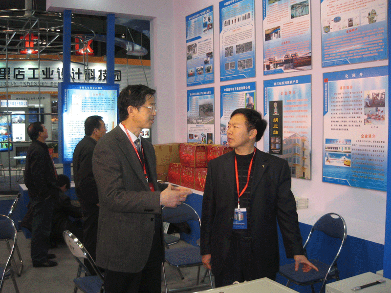 重慶高交會上，貴州省科技廳黨組成員、副廳長茍渝新和本公司總經理親切交談